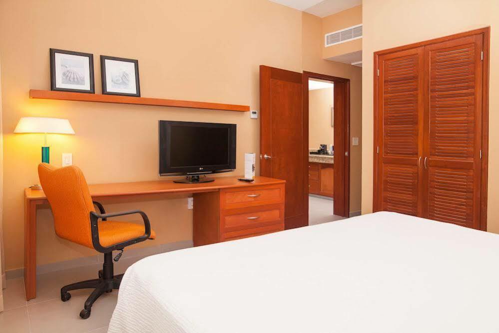 Courtyard By Marriott Cancun Airport Hotel