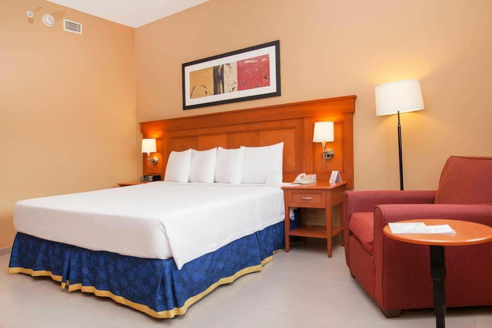 Hotel Courtyard By Marriott Cancun Airport 4*